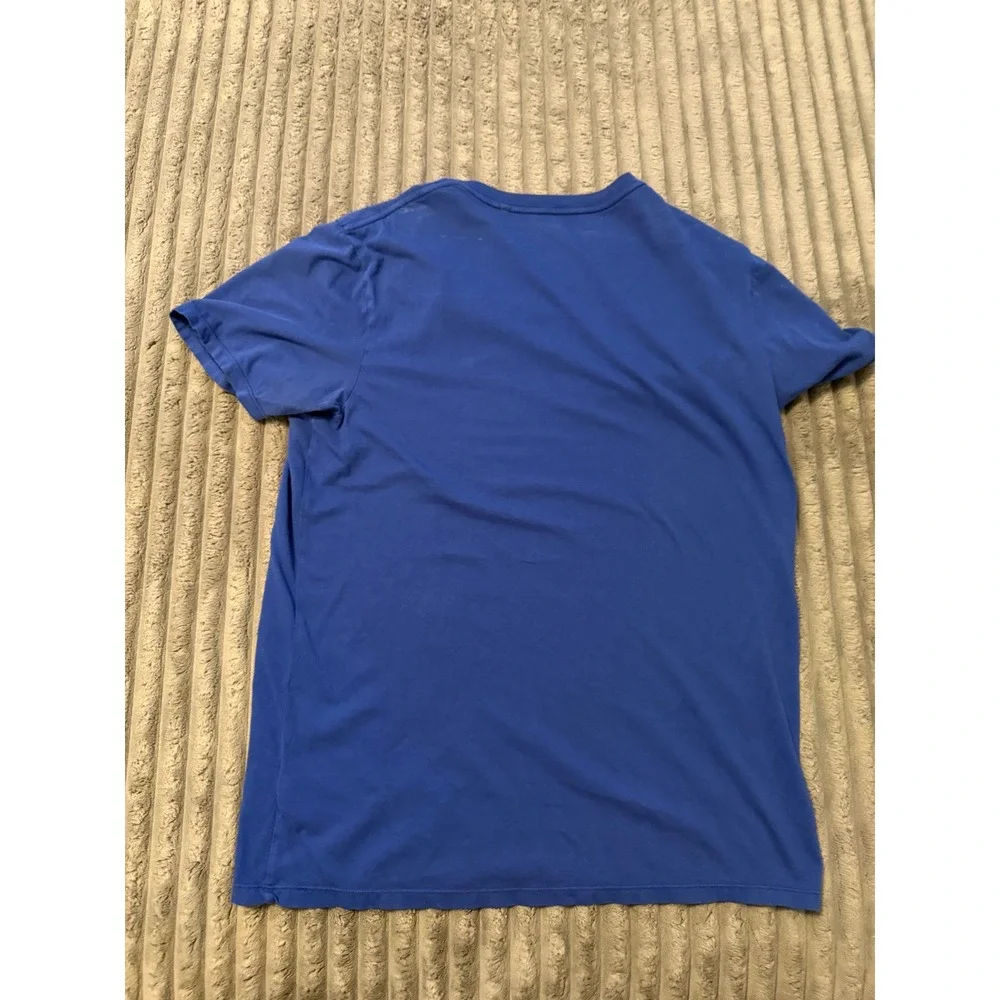 Guess Jeans USA Mens Blue V-Neck T-Shirt Large Tonal Triangle Logo Size Medium - Picture 4 of 5